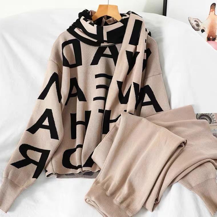 Liber Tracksuit with scarf - Image 2