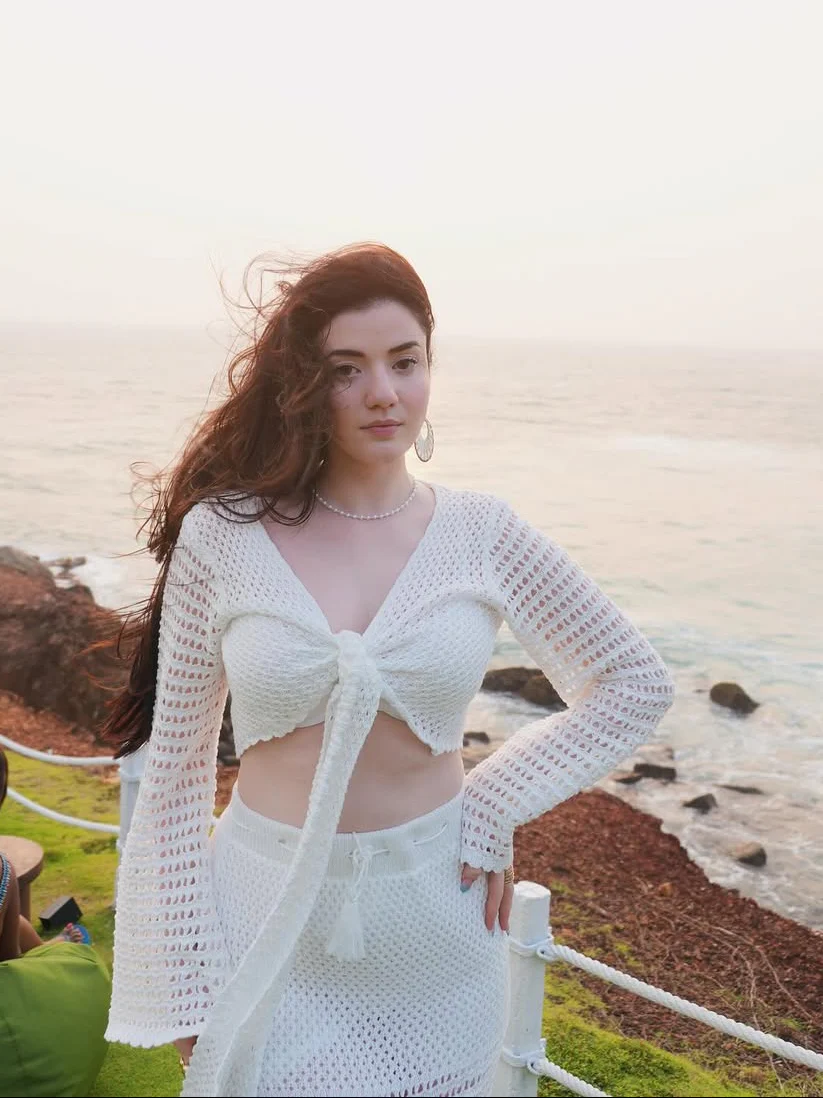 Raya Soft Knot Crochet Coord Set In White - Image 4