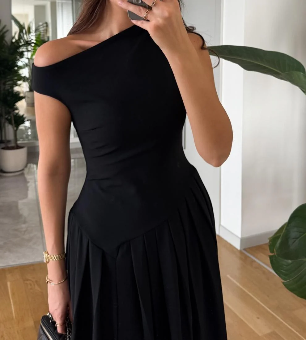 Sereia Statement Pleated Holiday Dress In Black - Image 2